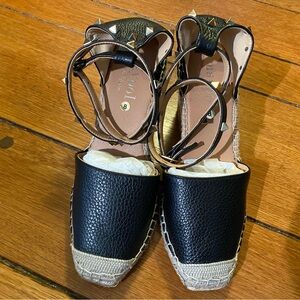 New with tag Black and Tan Espadrille with Gold Rock Stud Accent